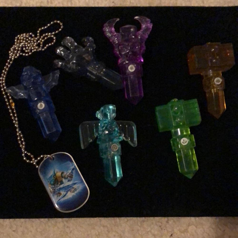 Skylanders 6 Crystal Figures for video game and 1 necklace tag